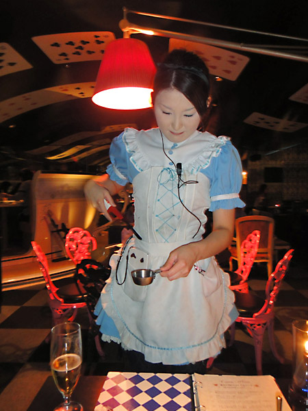 alice-in-a-labyrinth-waitress
