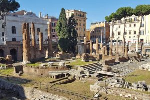 These Roman ruins are home to a cat sanctuary, believe it or not!